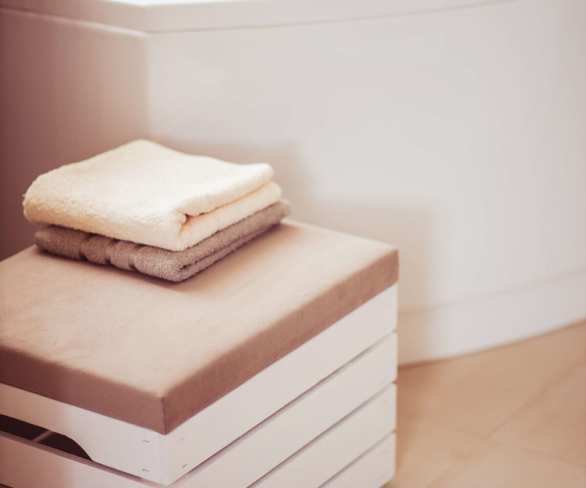 biała skrzynia tapicerowna 1200x1000 - Kontakt