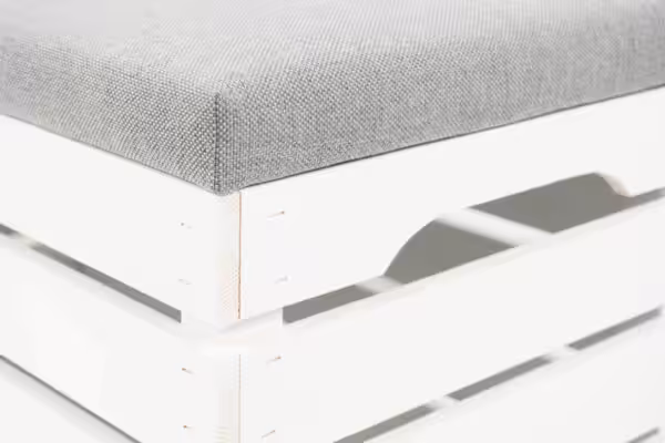 Biała skrzynia z siedziskiem